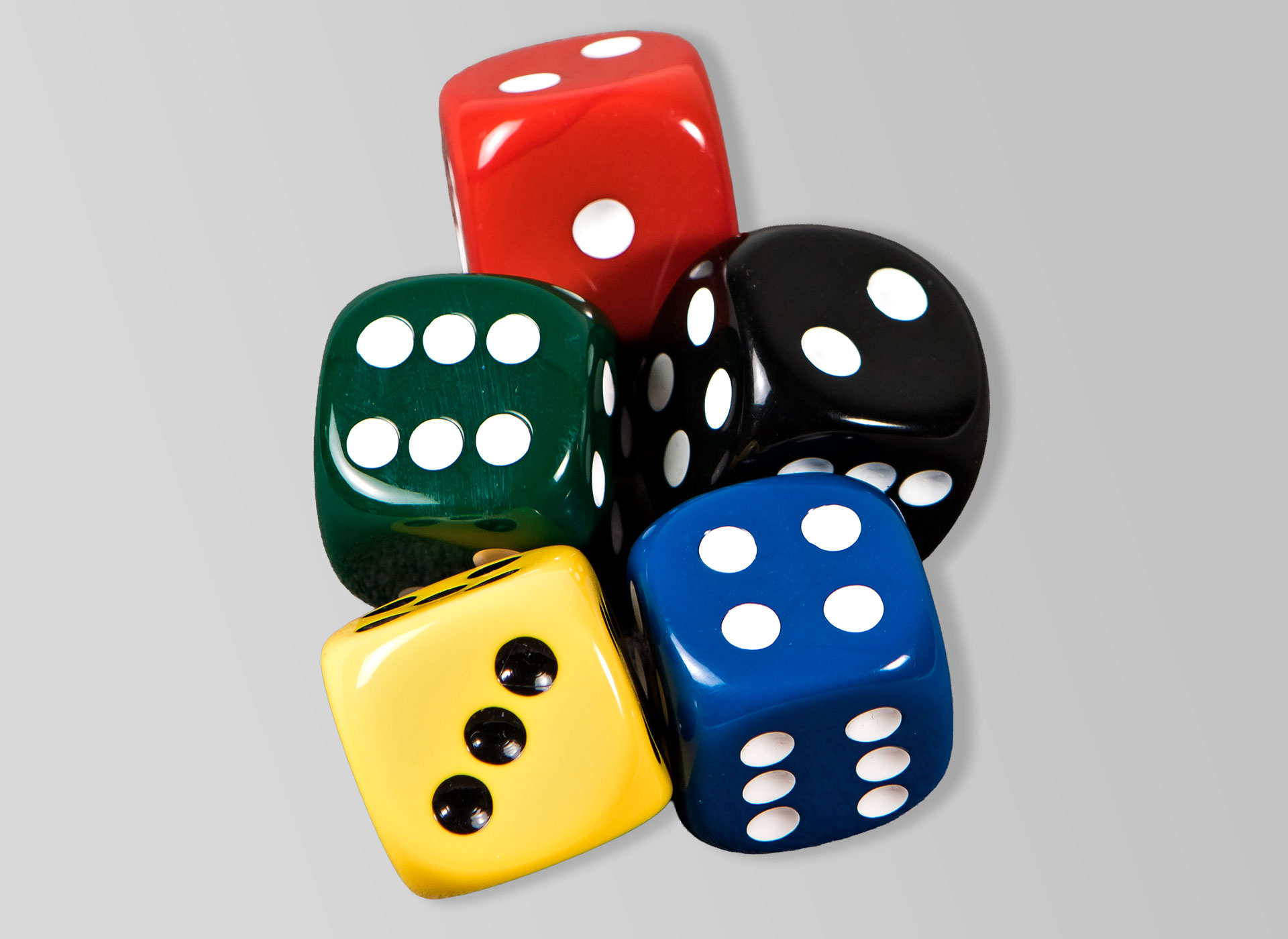 Ansicht auf die bunten Würfel in den einzelnen Farben.