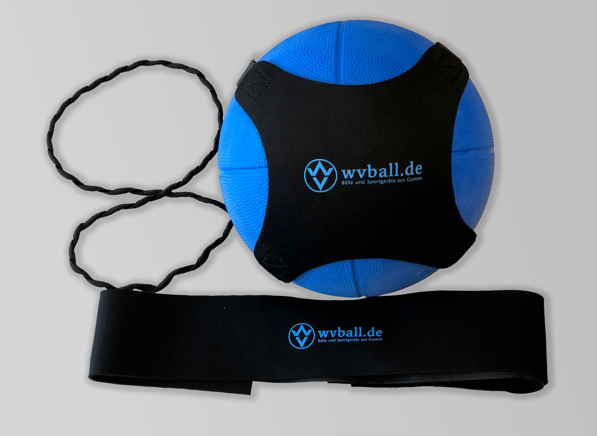 Ansicht auf den blauen Ball mit schwarzen Gurten.