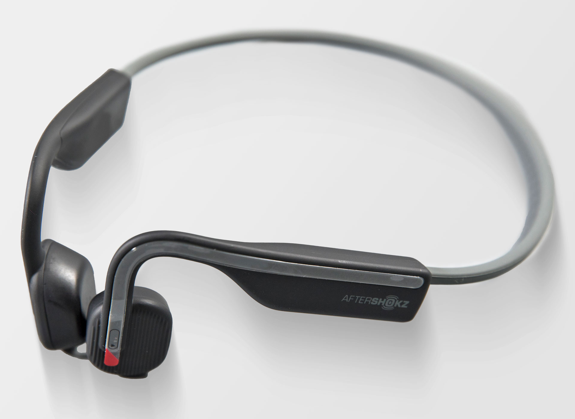 Ansicht auf die Kopfhörer in Schwarz und Grau.