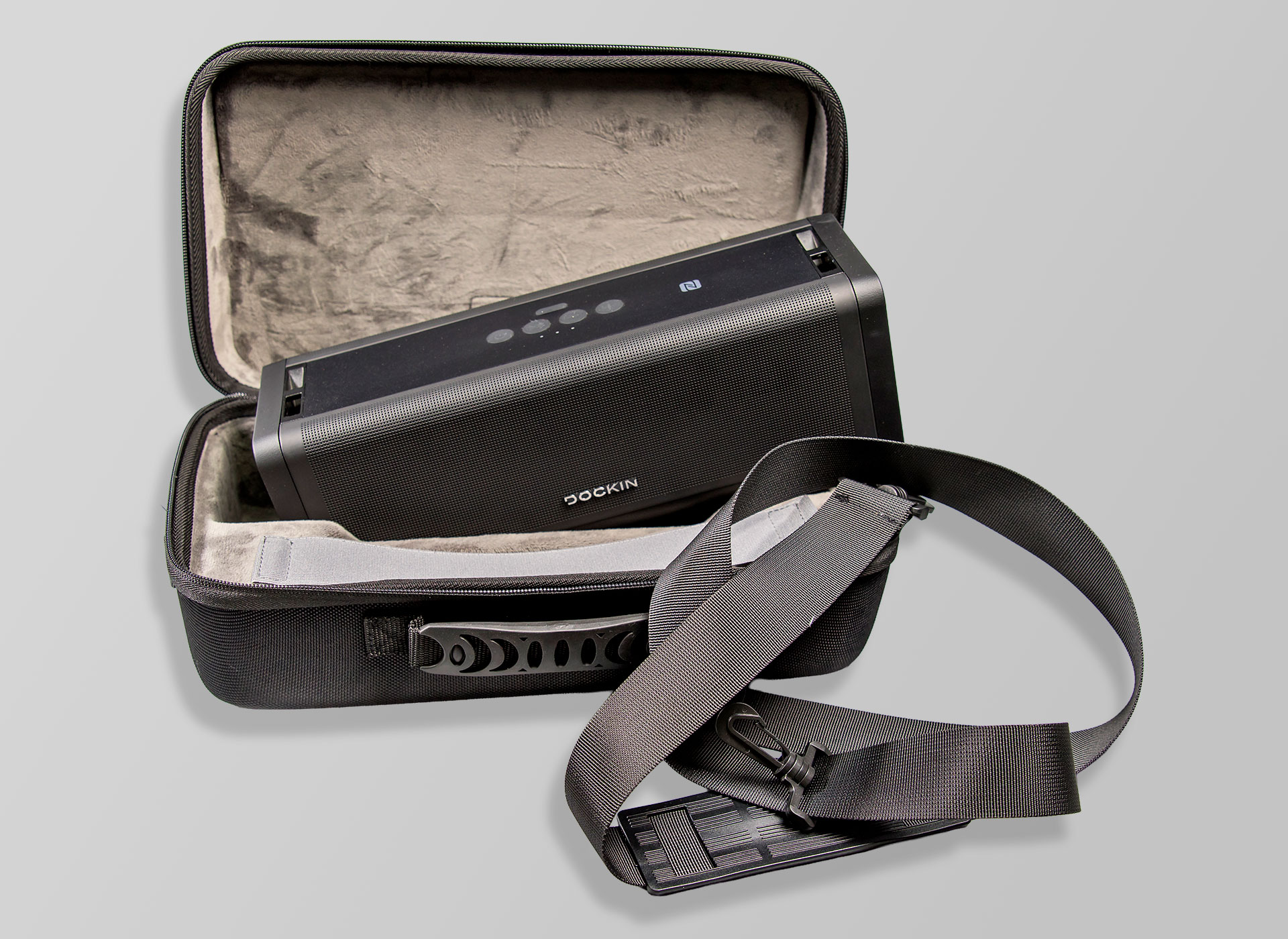 Ansicht auf die Tasche mit Lautsprecher-Inhalt.