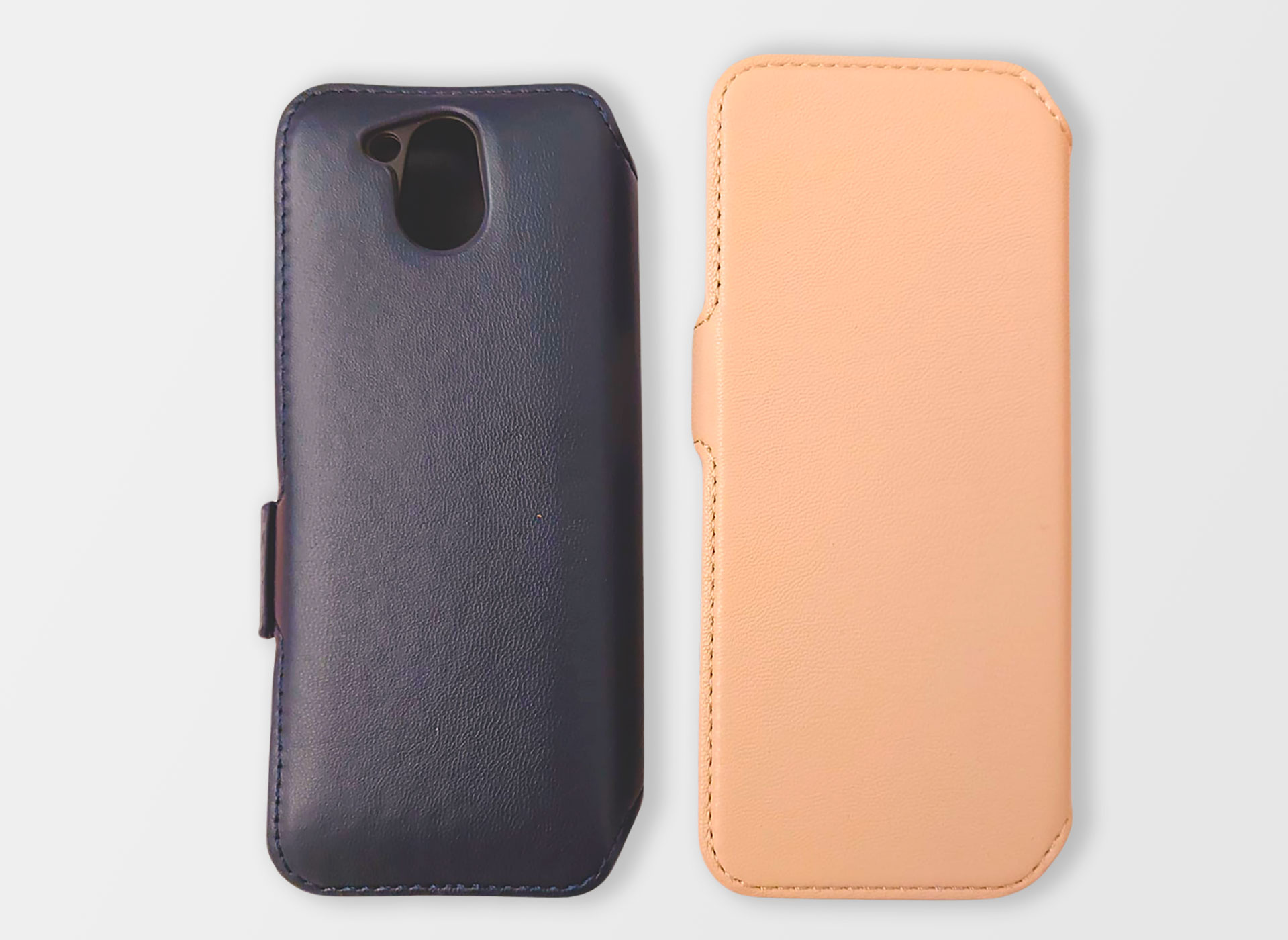 Ansicht auf die Handy-Hüllen in Blau und Gold.