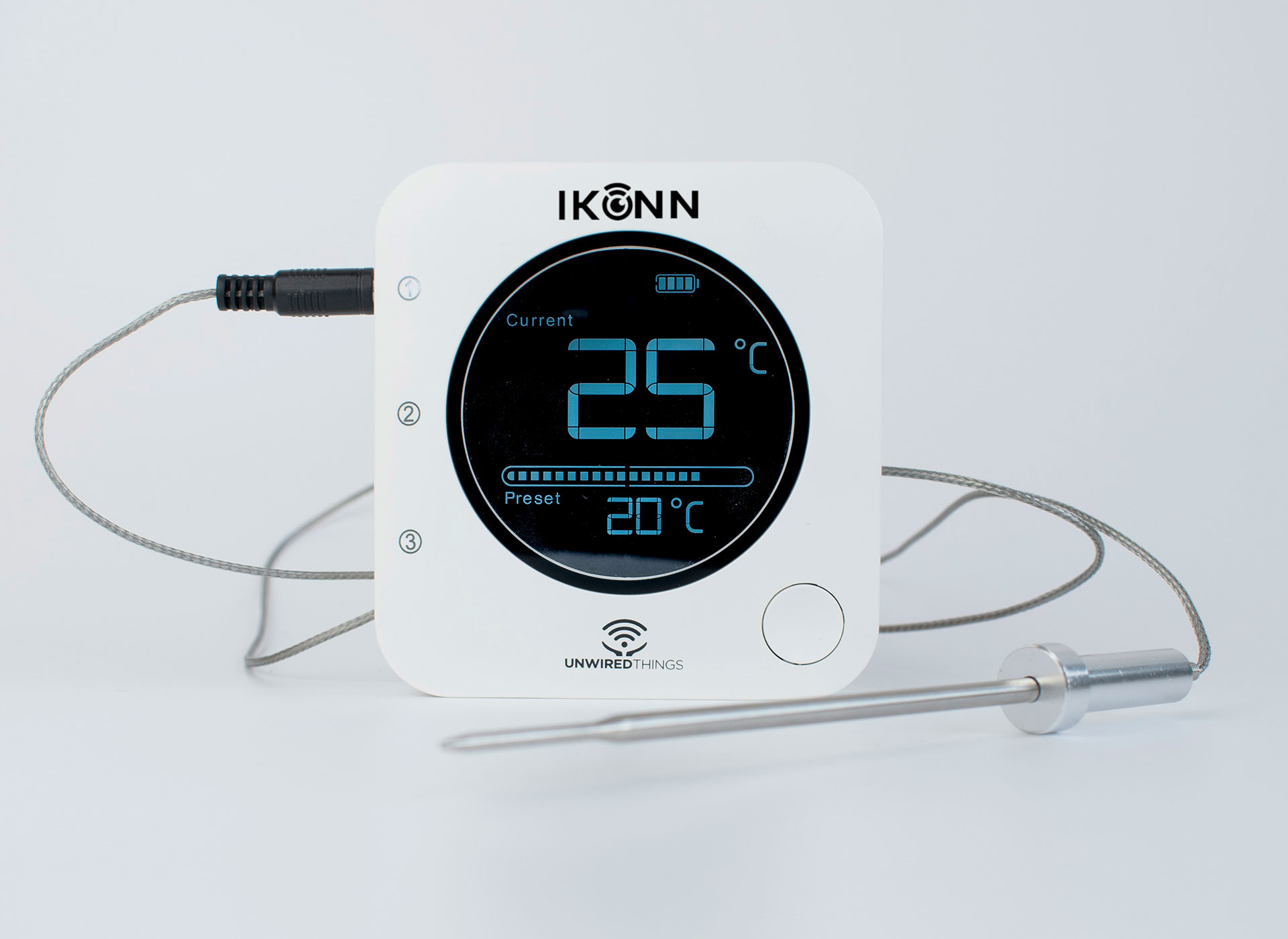 Ansicht auf ein weißes Thermometer mit schwarzer Anzeige.