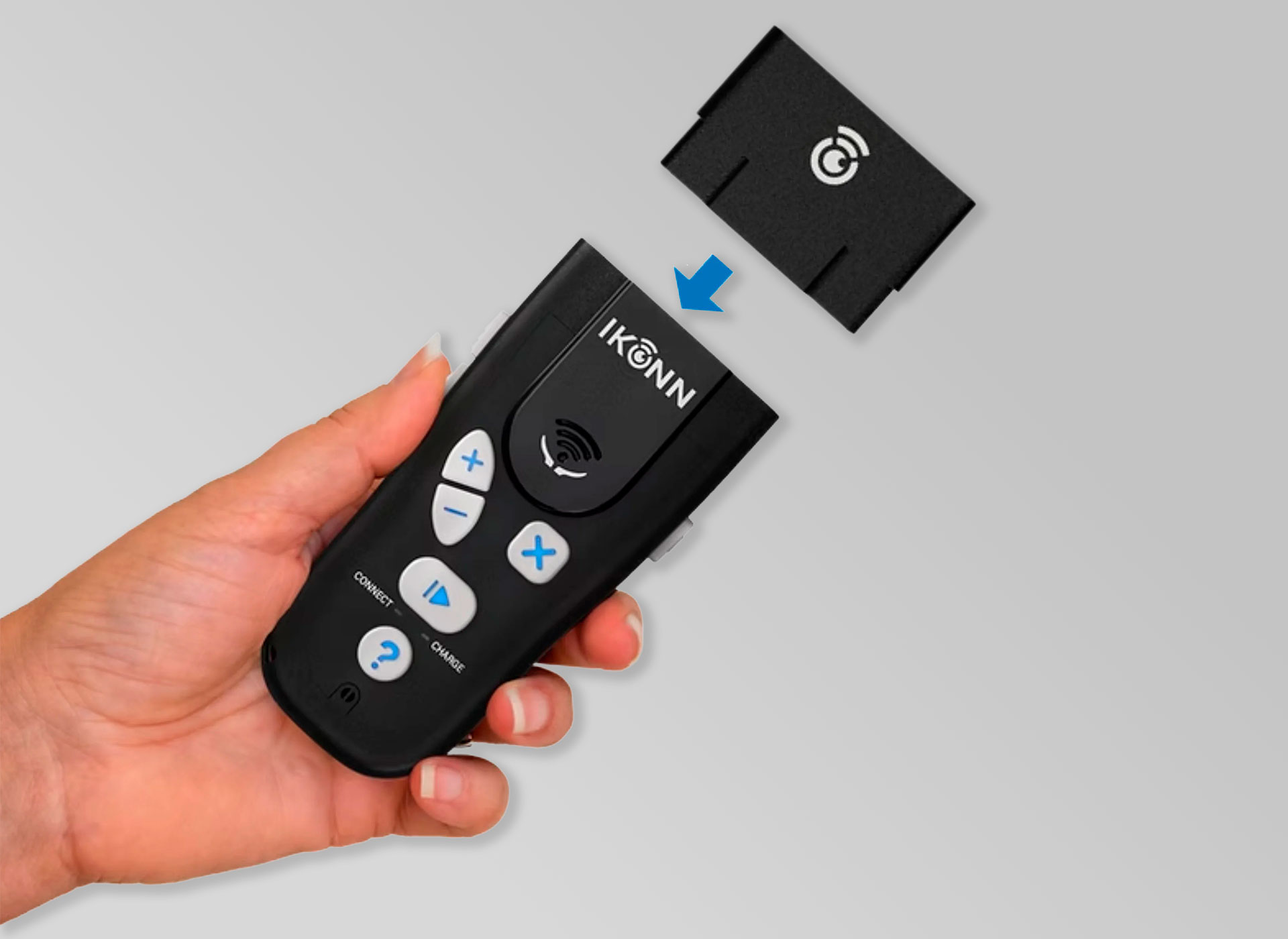 Eine Hand hält den Farbsensor, eine schwarze Bedienung.