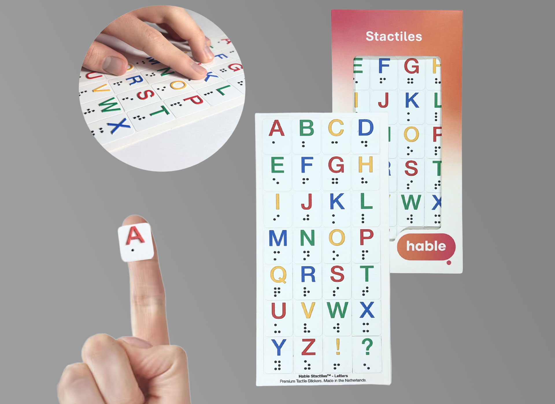 Ansicht auf ein Set bunter Groß- und Braillebuchstaben