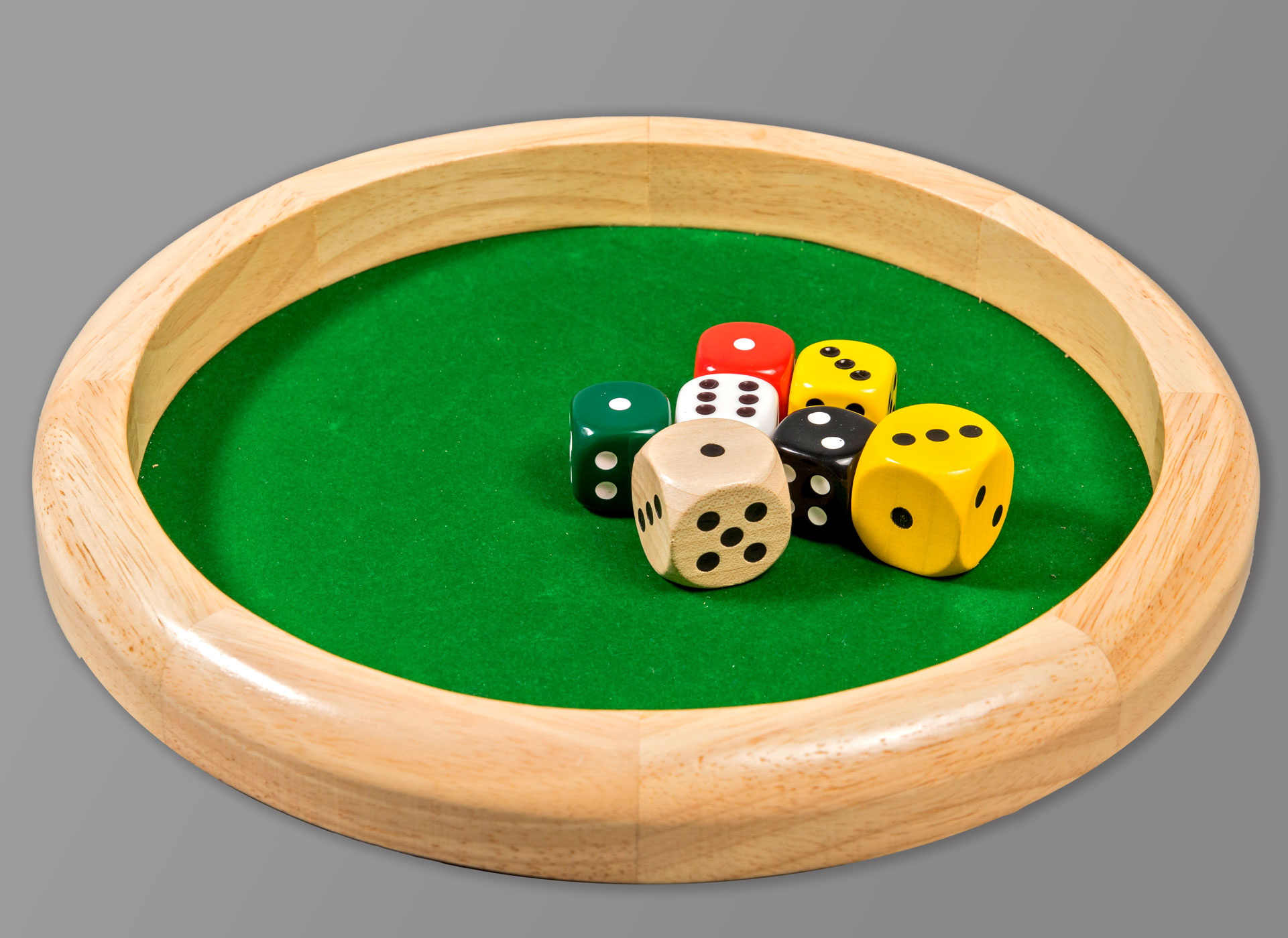 Ansicht auf den Würfelteller mit Holzrand und grünem Filz.